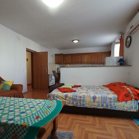 Apartments Mirko 647 Pula Exterior foto